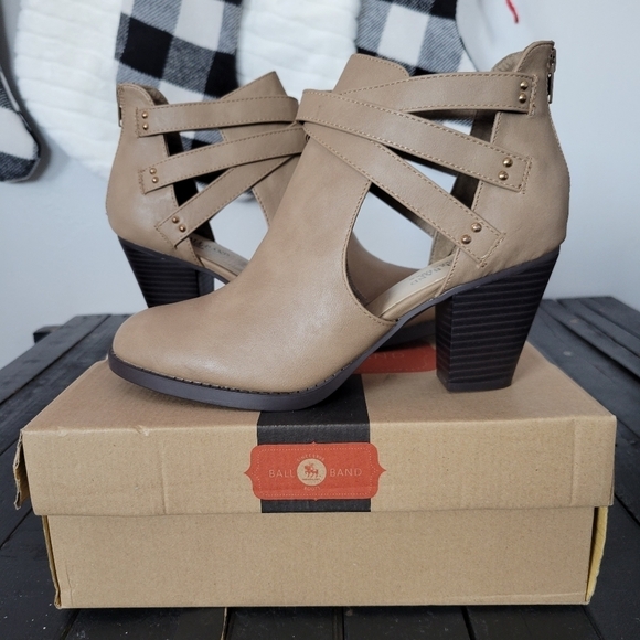 Ball Band NIB Women's 10 Jane Booties Ankle Tan Beige Cutout Heels Heeled Boots - Picture 1 of 5